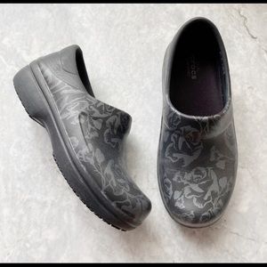 Crocs Slip Resistant Neria Black Gray Floral Clogs